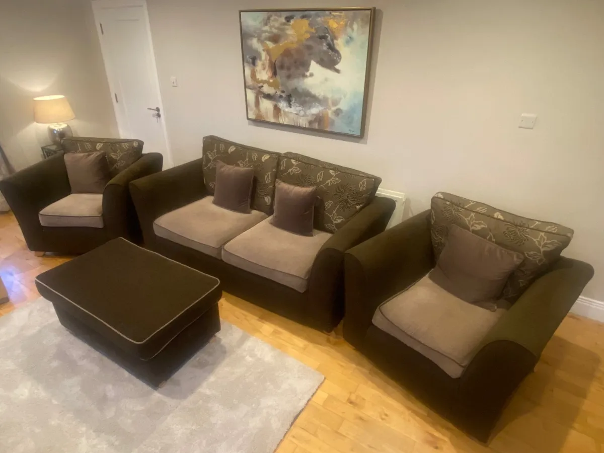 3 piece suite with foot stool - Image 1