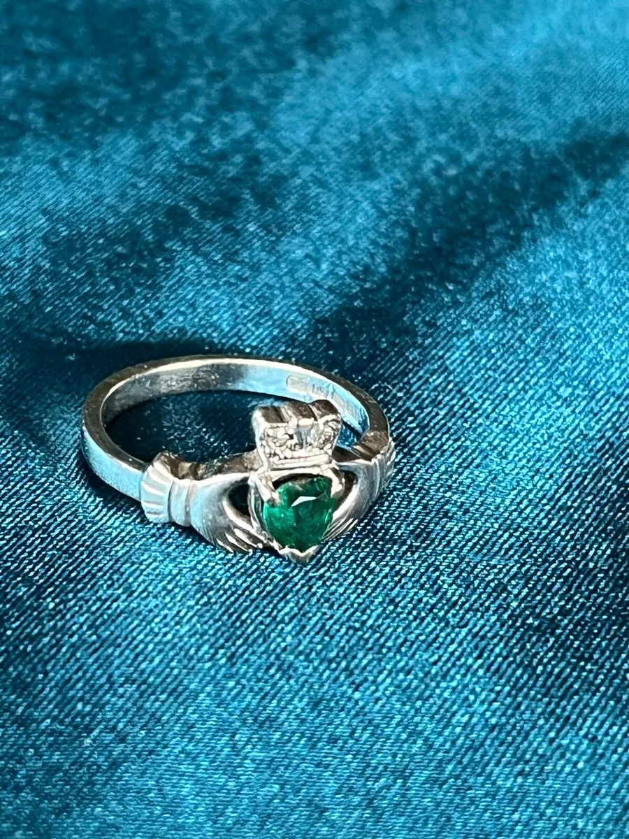 Vintage 18 carat White Gold Claddagh ring- Emerald - Image 2