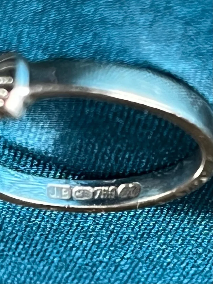 Vintage 18 carat White Gold Claddagh ring- Emerald - Image 3