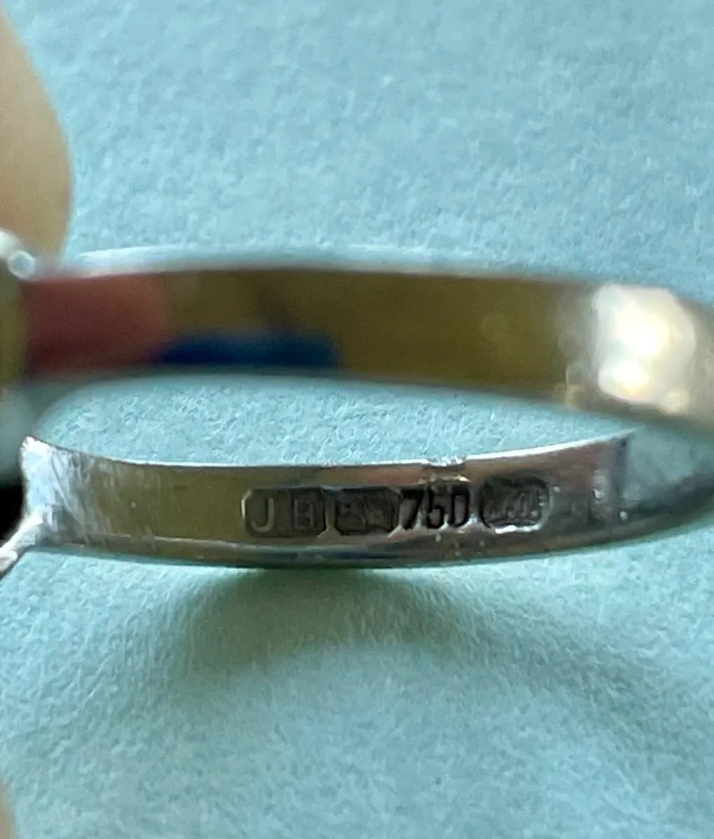 Vintage 18 carat White Gold Claddagh ring- Emerald - Image 4