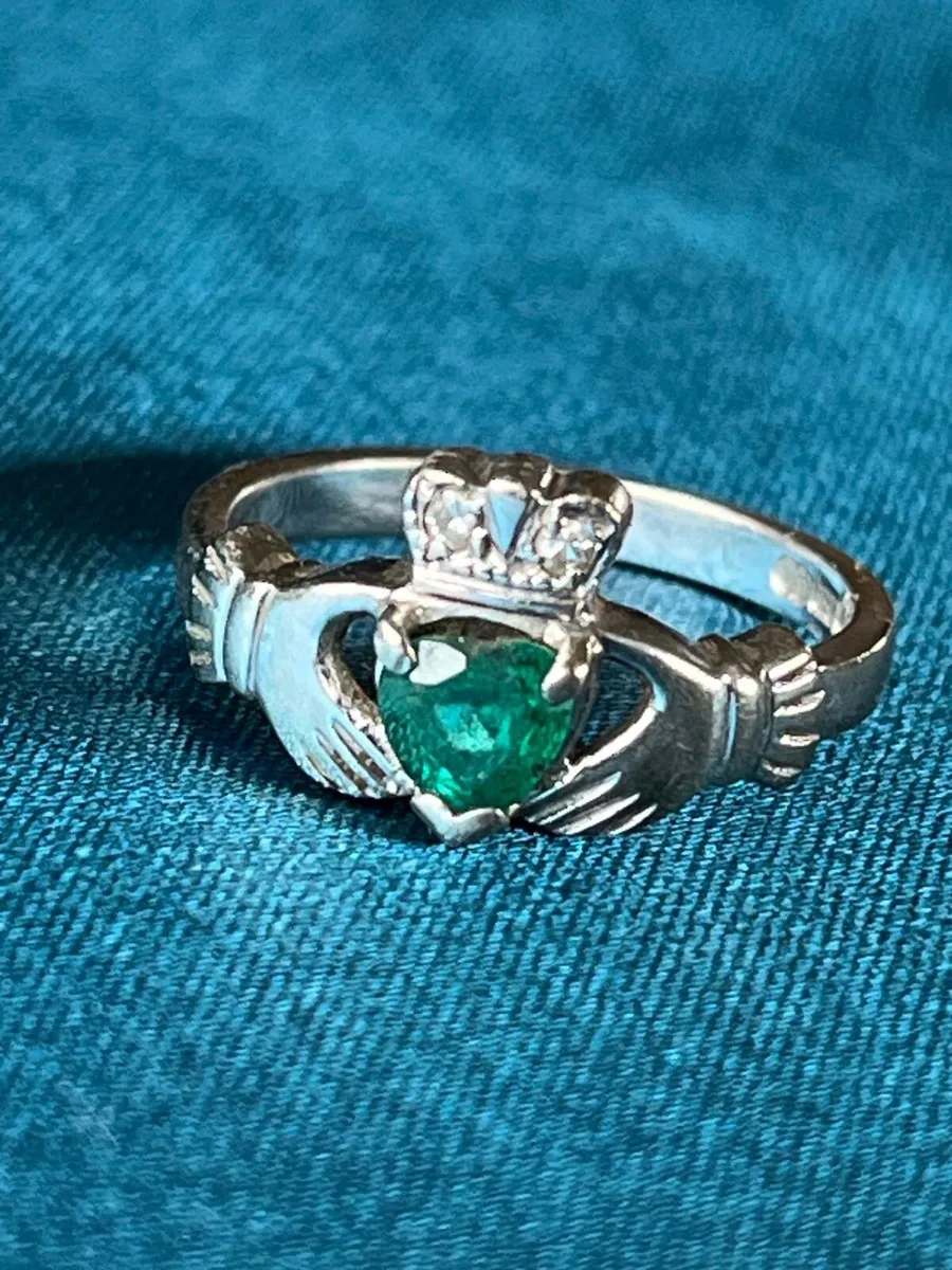Vintage 18 carat White Gold Claddagh ring- Emerald - Image 1