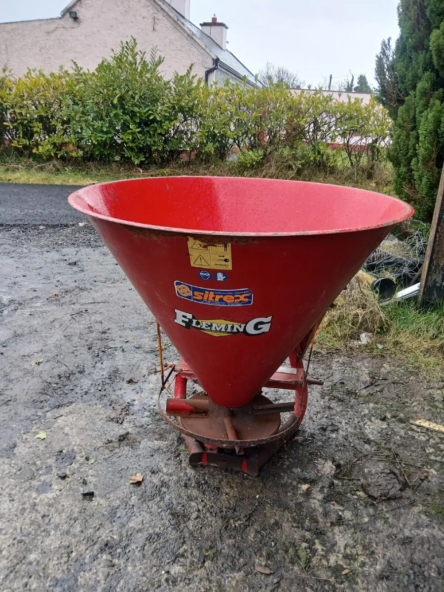 Fertiliser spreader - Image 1