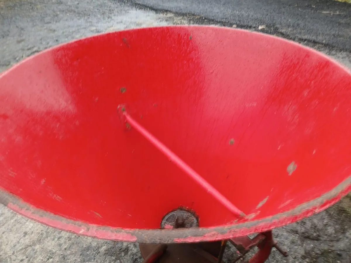Fertiliser spreader - Image 2