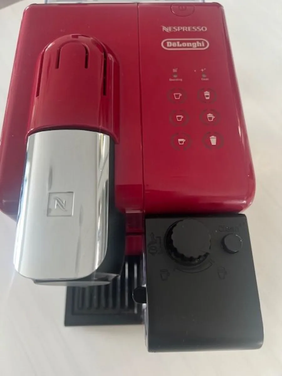 Nespresso DeLonghi coffee machine - Image 2