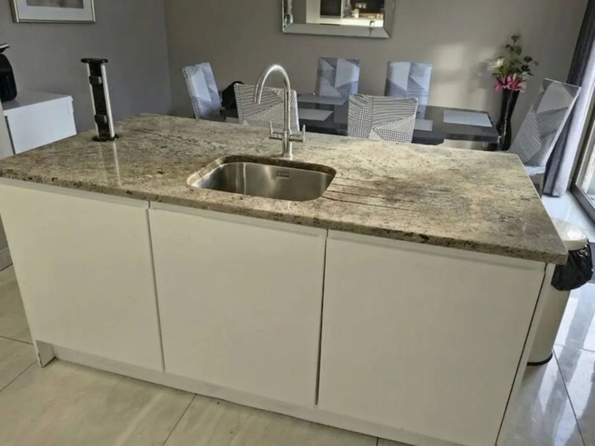 Kitchen with island and granite counter top - Image 1
