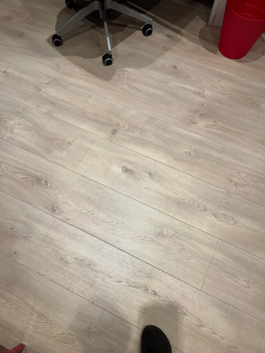 Laminate wood flooring - Image 1