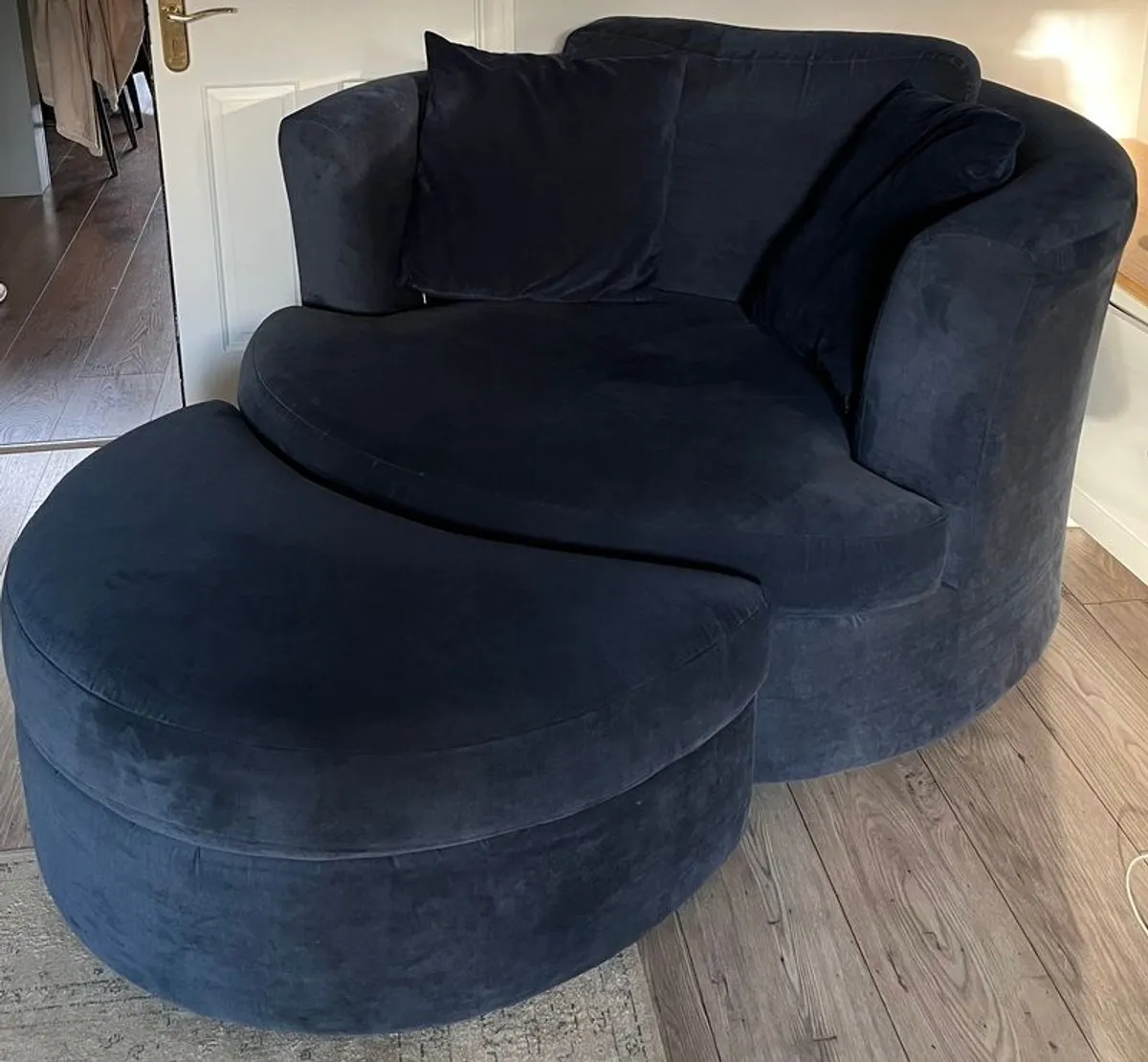 Large swivel Sofa chair - Image 1