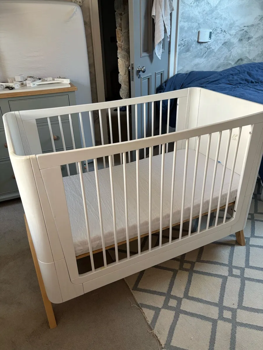 Baby cot with and Emma mattress - Image 3