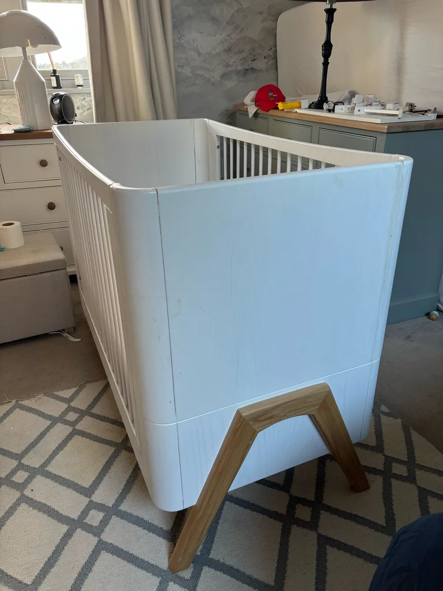 Baby cot with and Emma mattress - Image 1