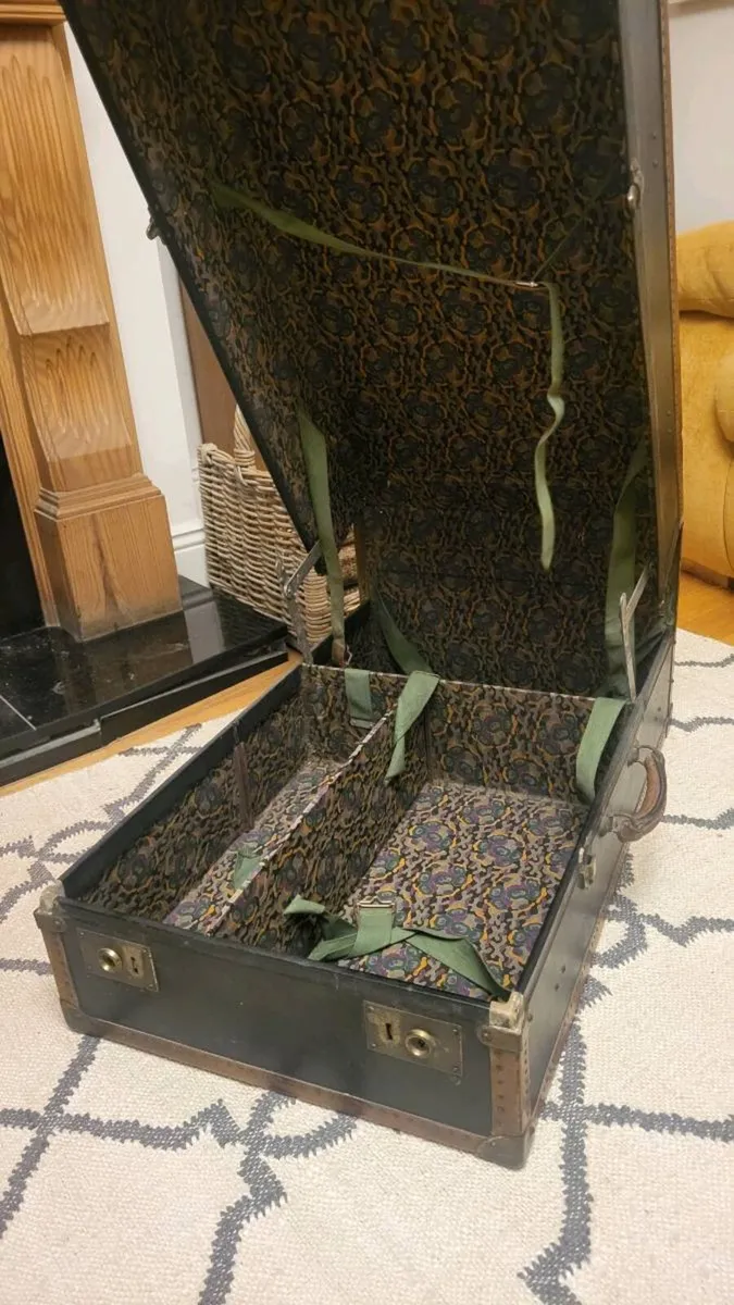 Antique Steamer Trunk - storage or coffee table - Image 3