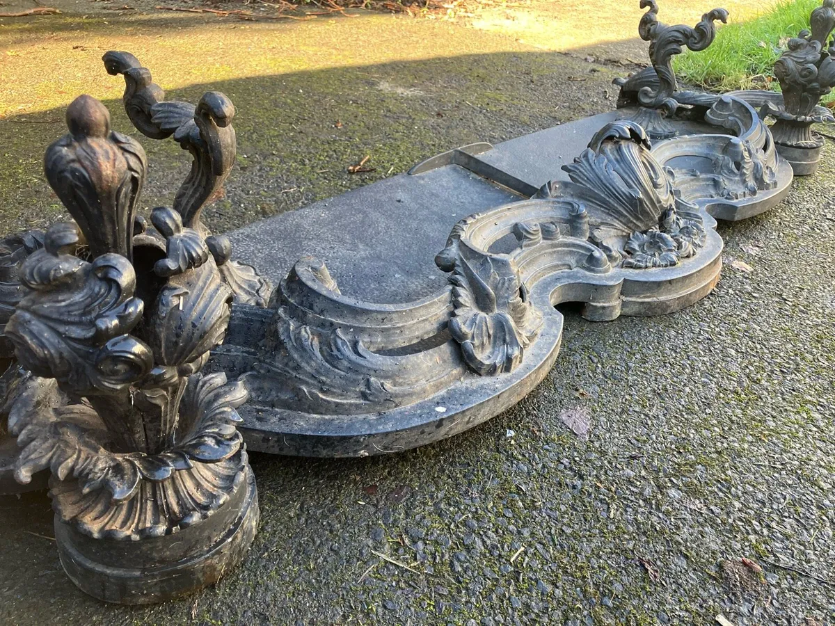 Antique cast iron fireplace fender - Image 1