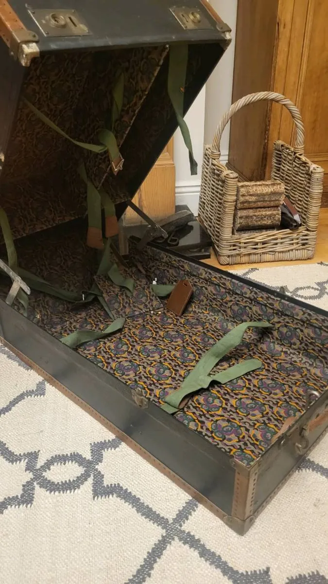 Antique Steamer Trunk - storage or coffee table - Image 4