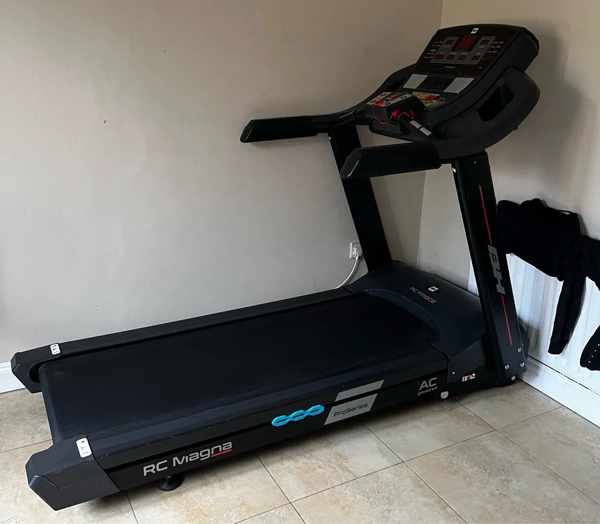 22km BH magna AC series treadmill 150kg capacity - Image 1