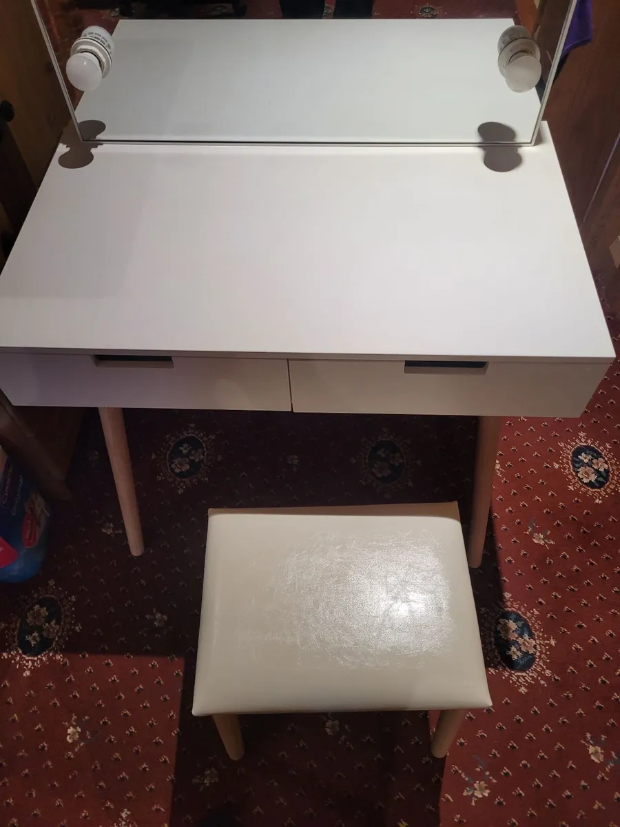 Vanity table - Image 1