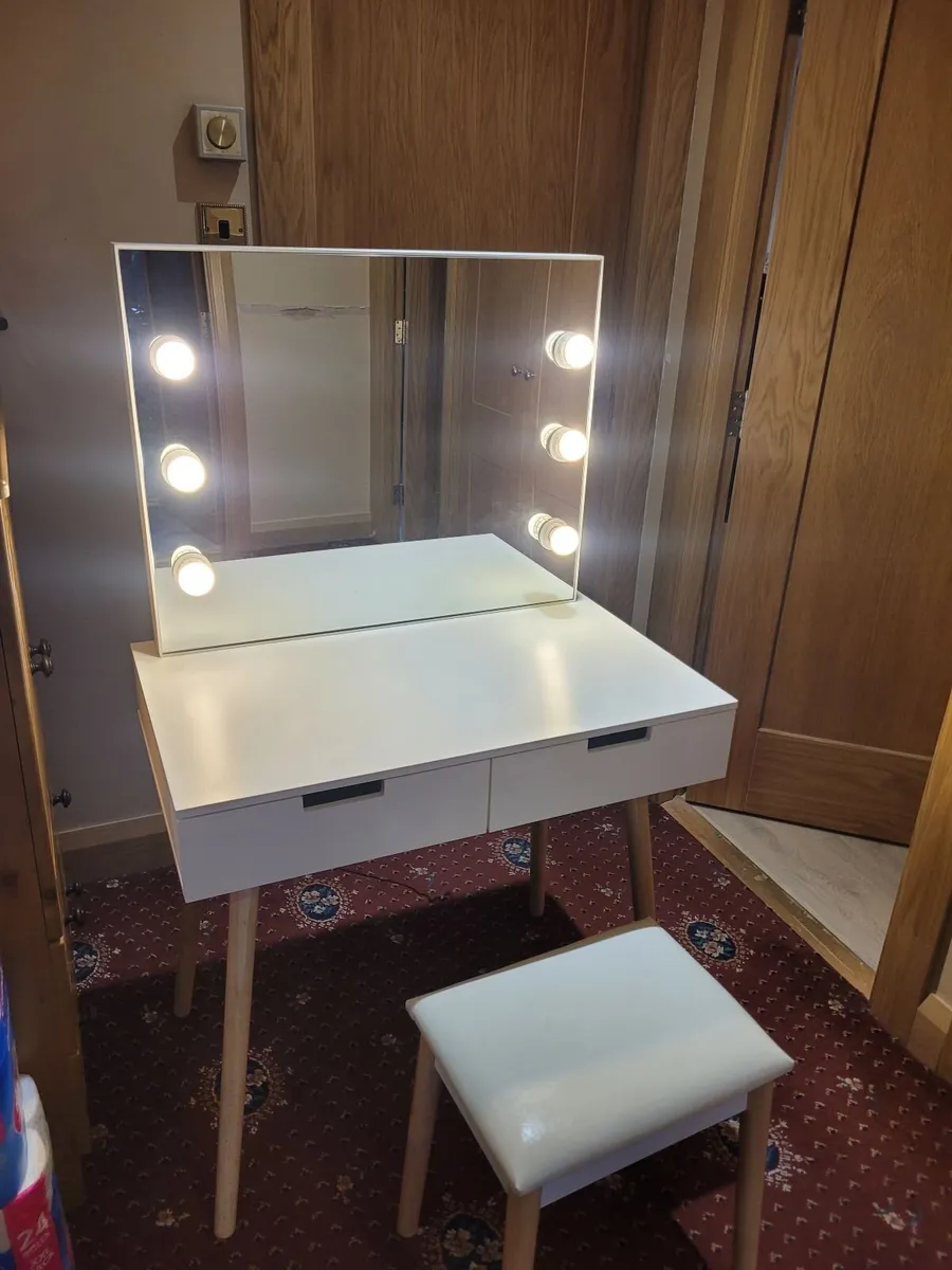 Vanity table - Image 2