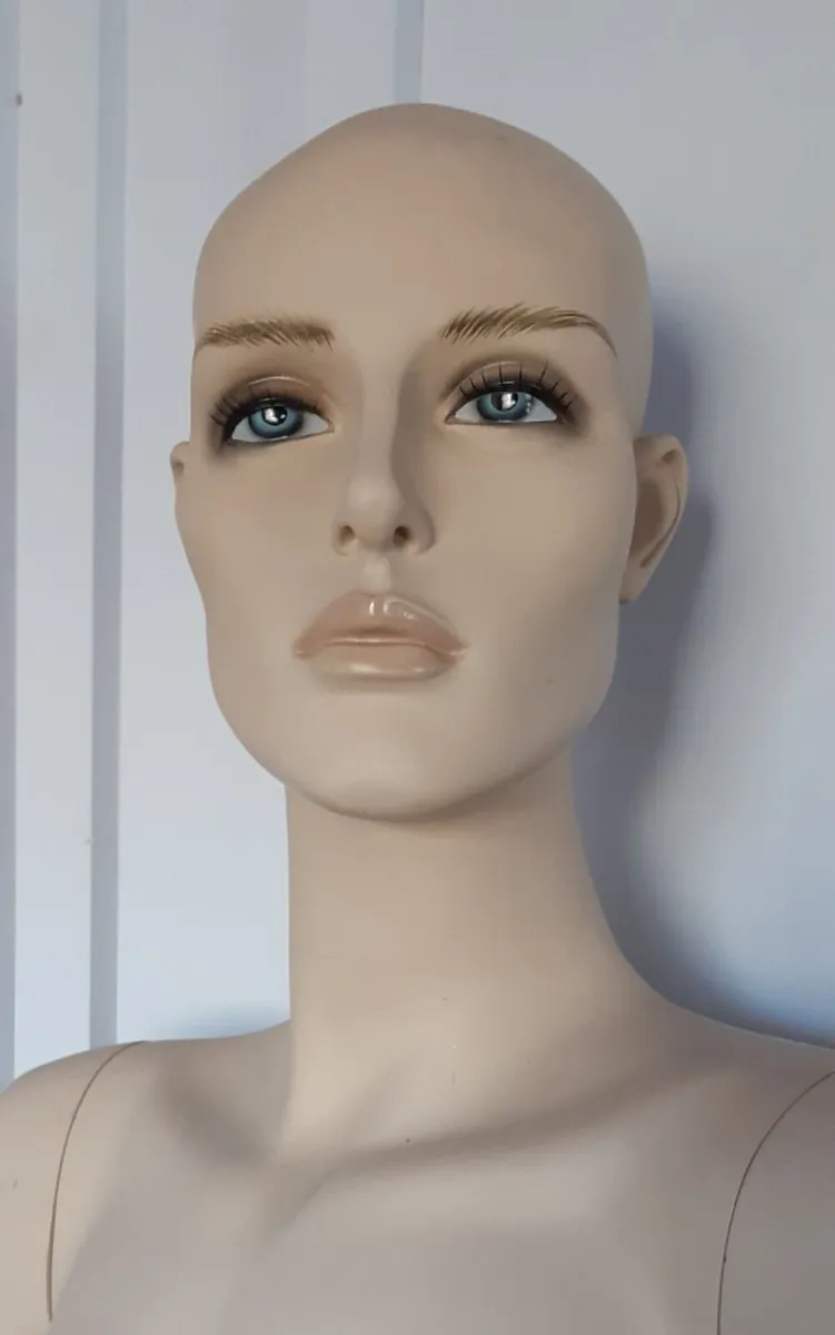 Mannequin in excellent condition - Image 3