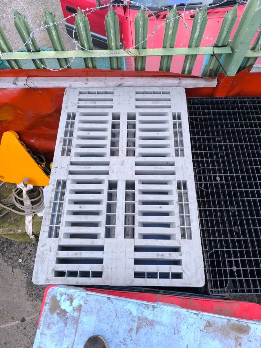 Plastic pallets and plastic drums - Image 1