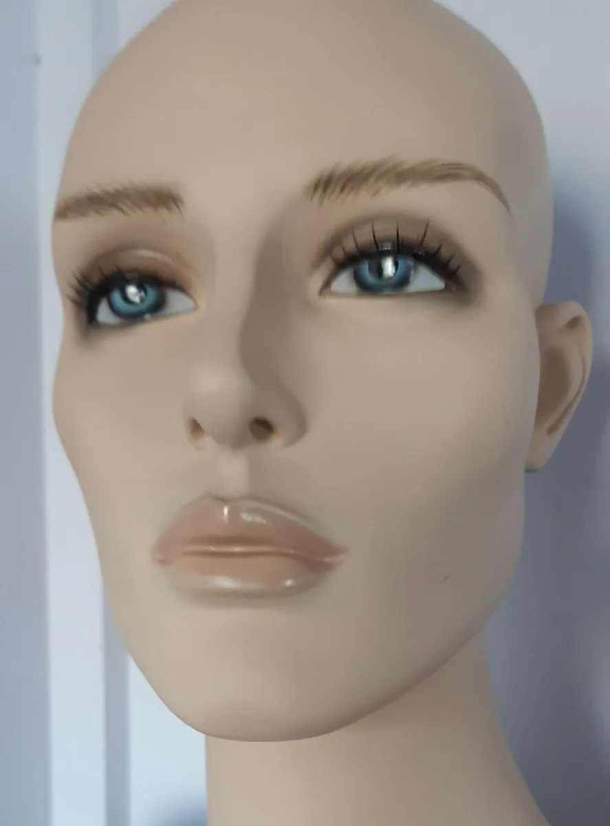 Mannequin in excellent condition - Image 1