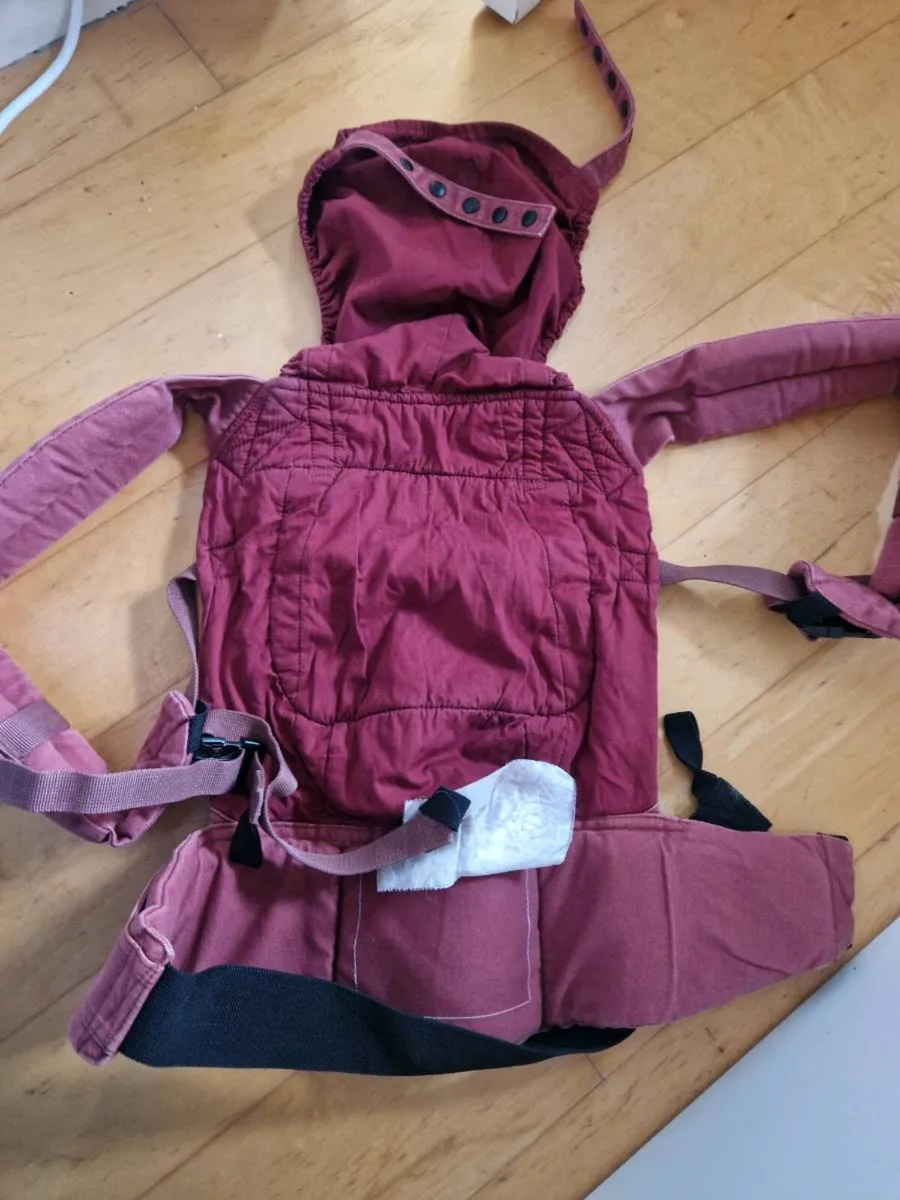 Ergobaby carrier with newborn insert - Image 3