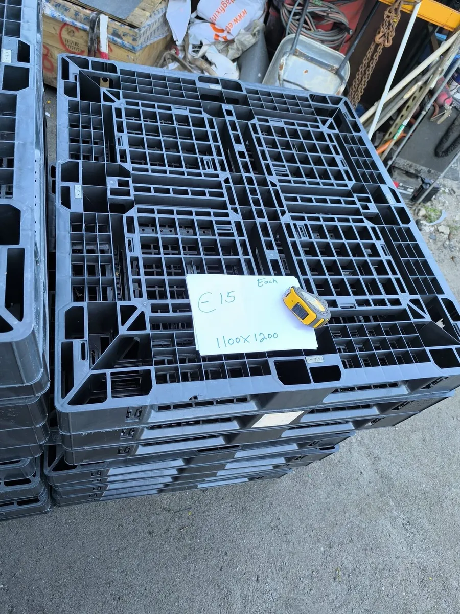 50 new plastic pallets - Image 1