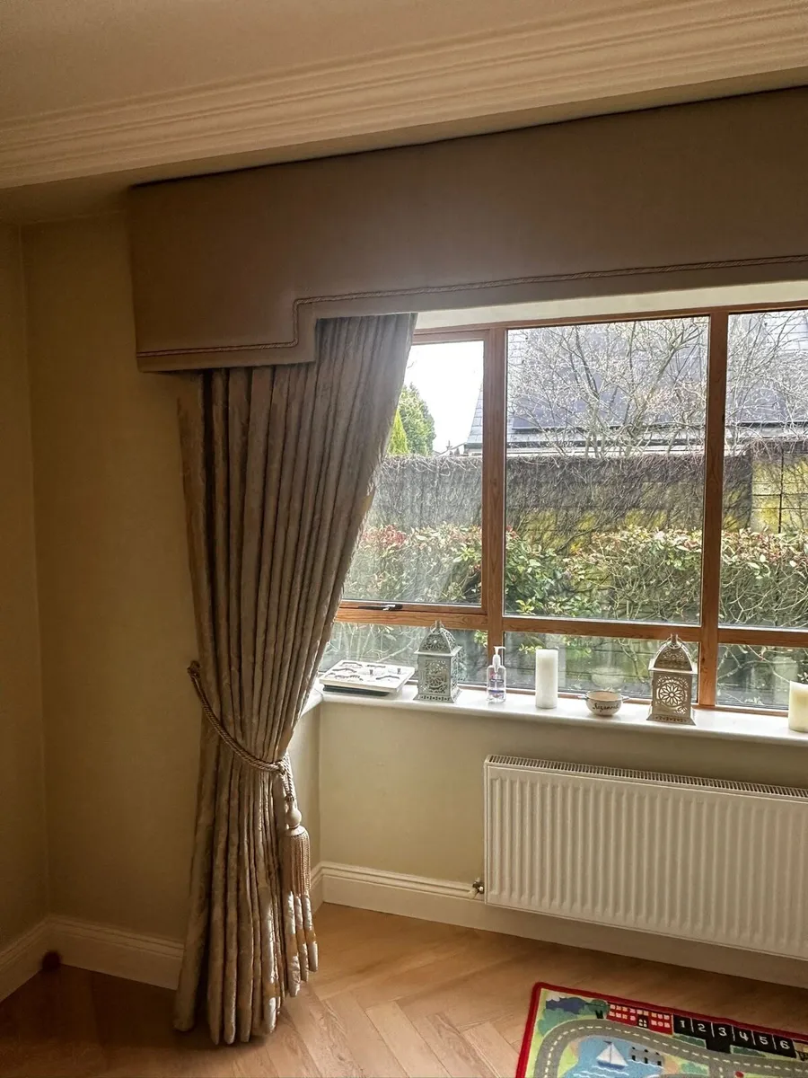 Set of traditional style curtains with pelmet - Image 1