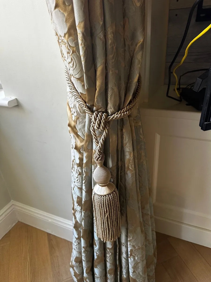 Set of traditional style curtains with pelmet - Image 4