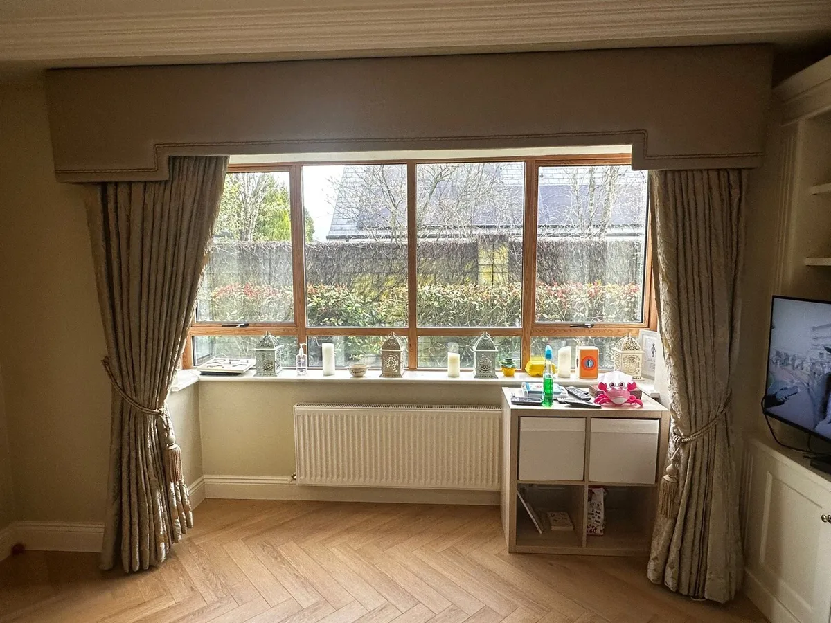 Set of traditional style curtains with pelmet - Image 2