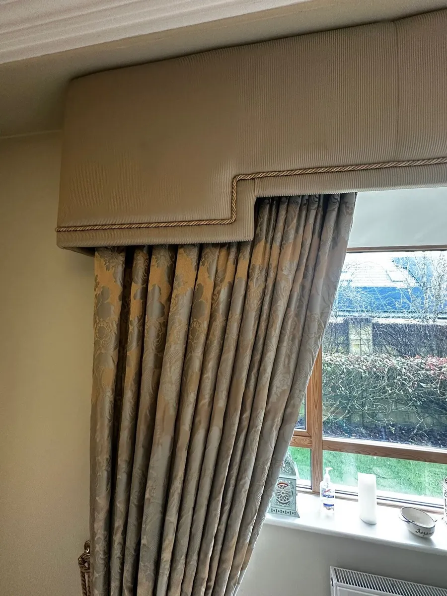 Set of traditional style curtains with pelmet - Image 3
