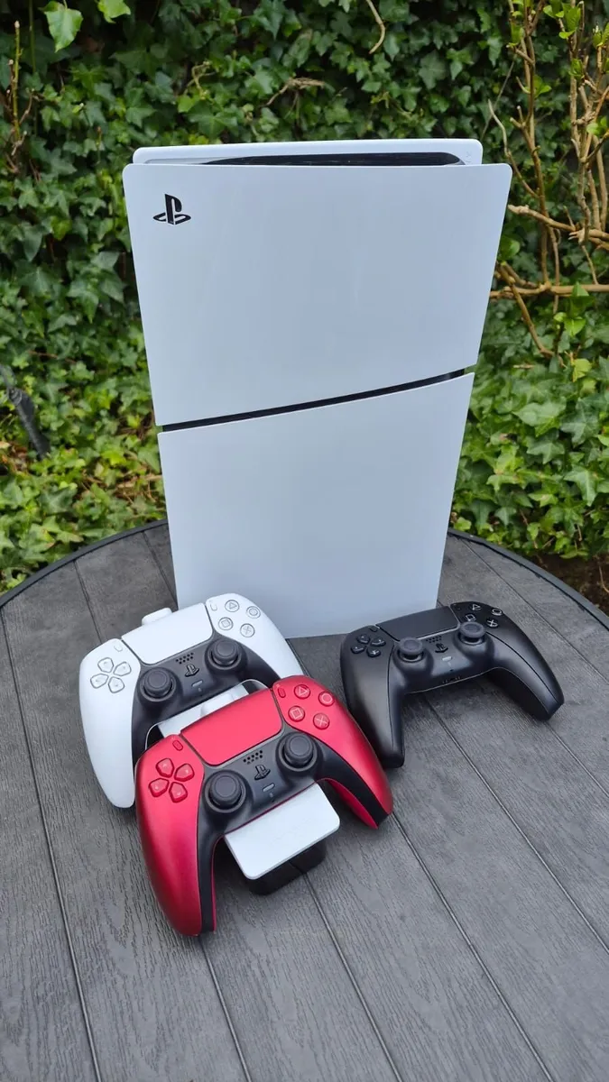 PS5 disc drive slim,3 controllers,charging station - Image 1