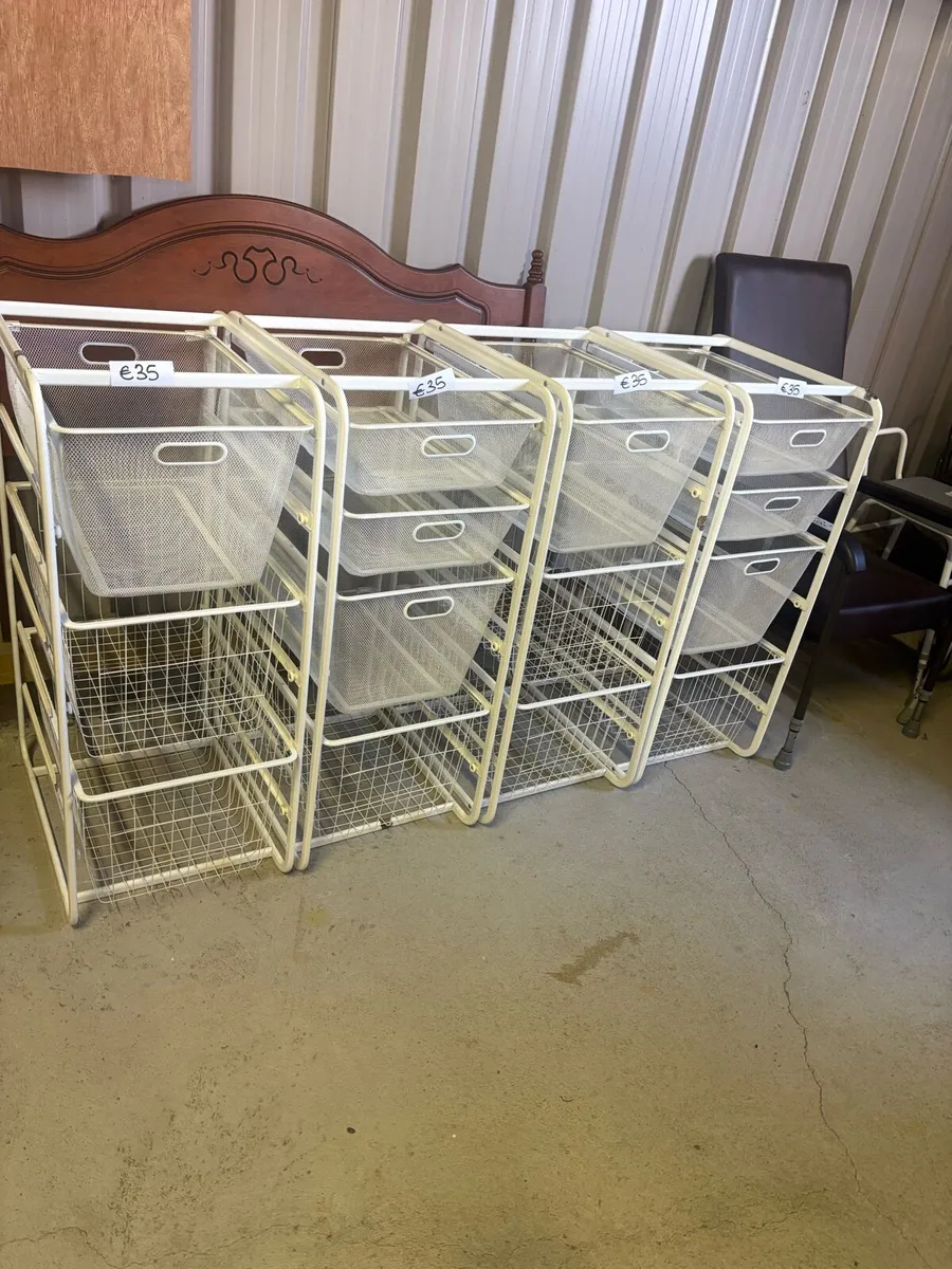 Storage rack with baskets
