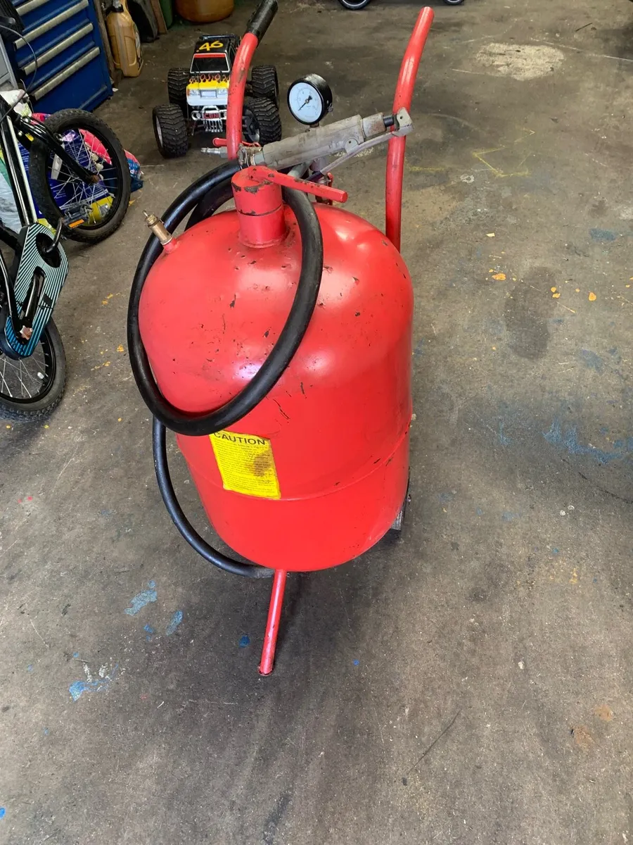 Sand blasting pot - Image 1