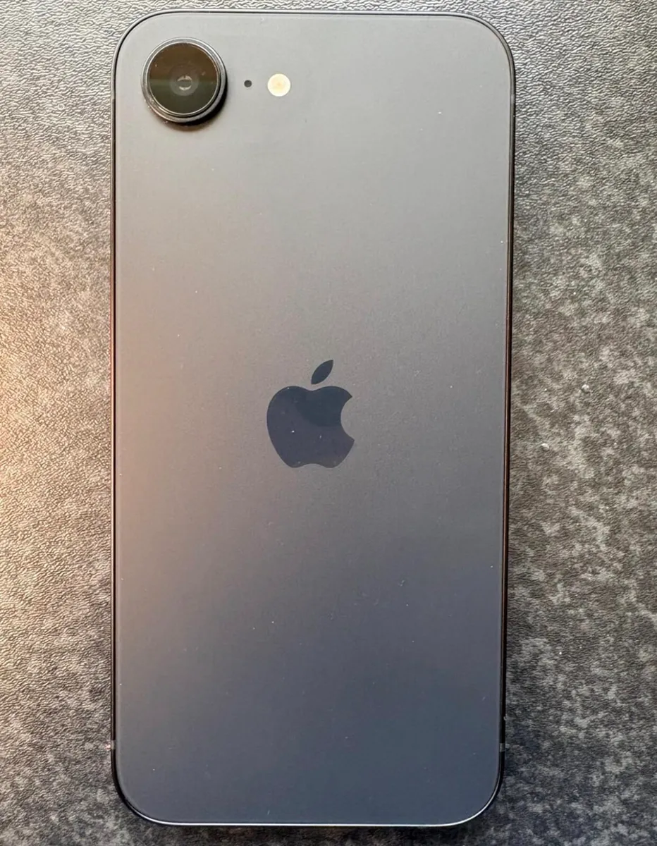 iPhone 16 e brand new - Image 4