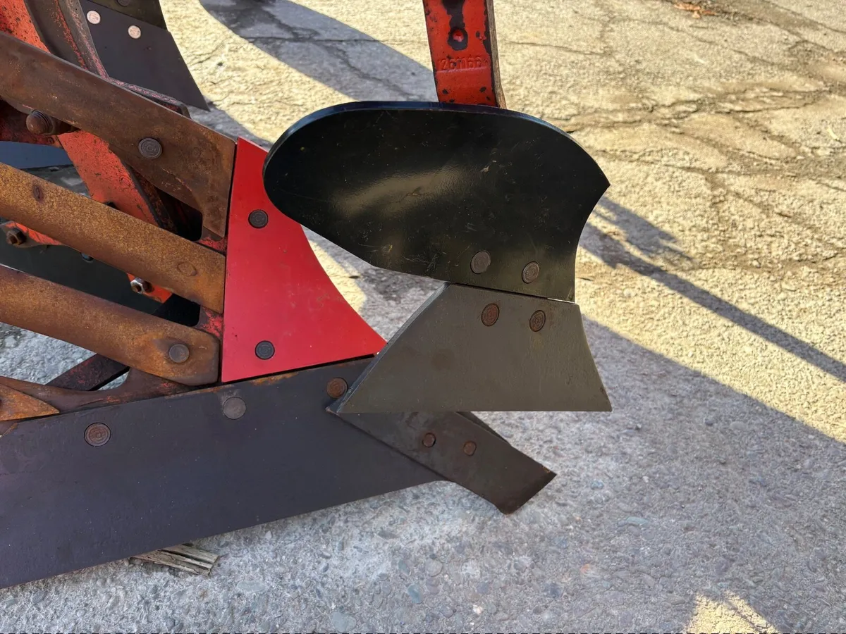 Kuhn 121 Reversible Plough - Image 2