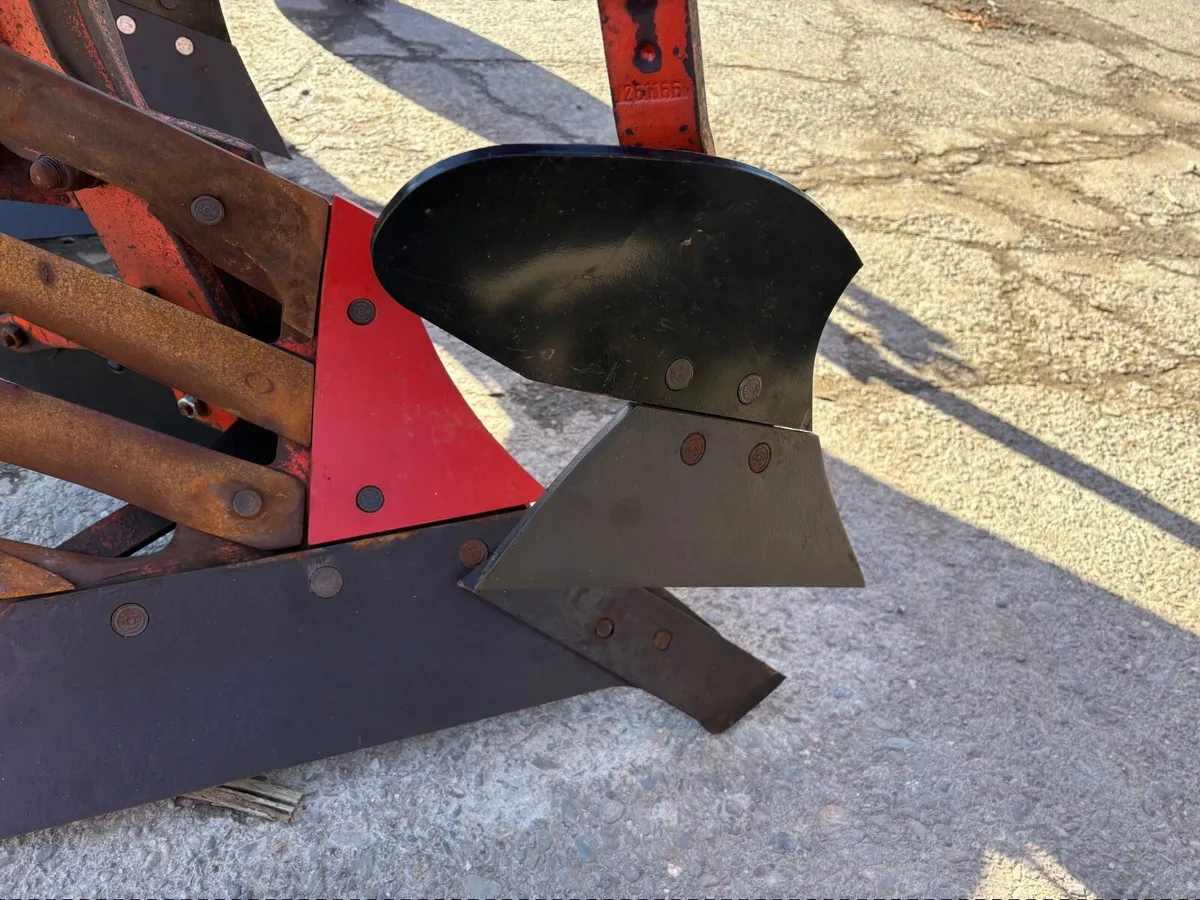 Kuhn 121 Reversible Plough - Image 3