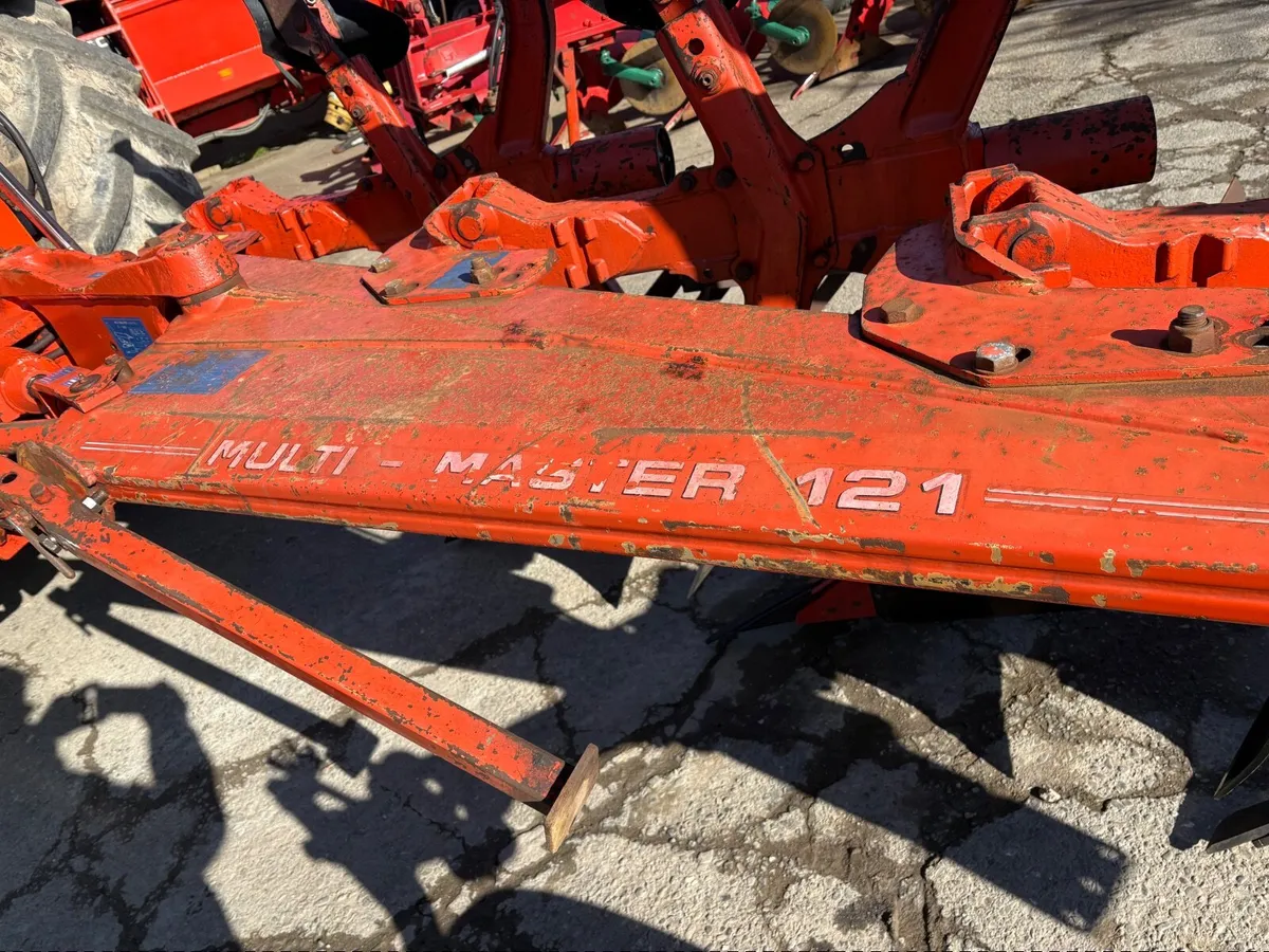 Kuhn 121 Reversible Plough - Image 4