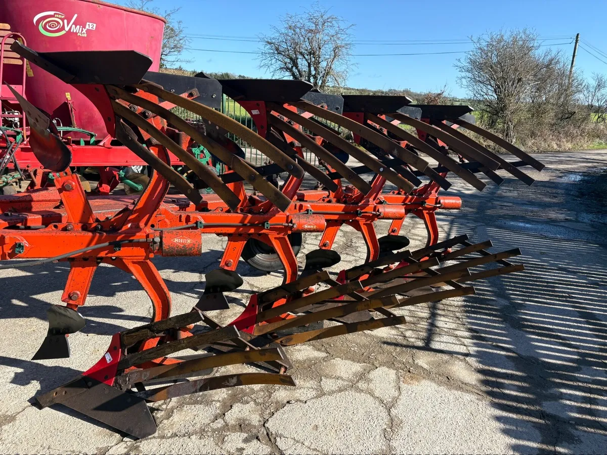 Kuhn 121 Reversible Plough - Image 1