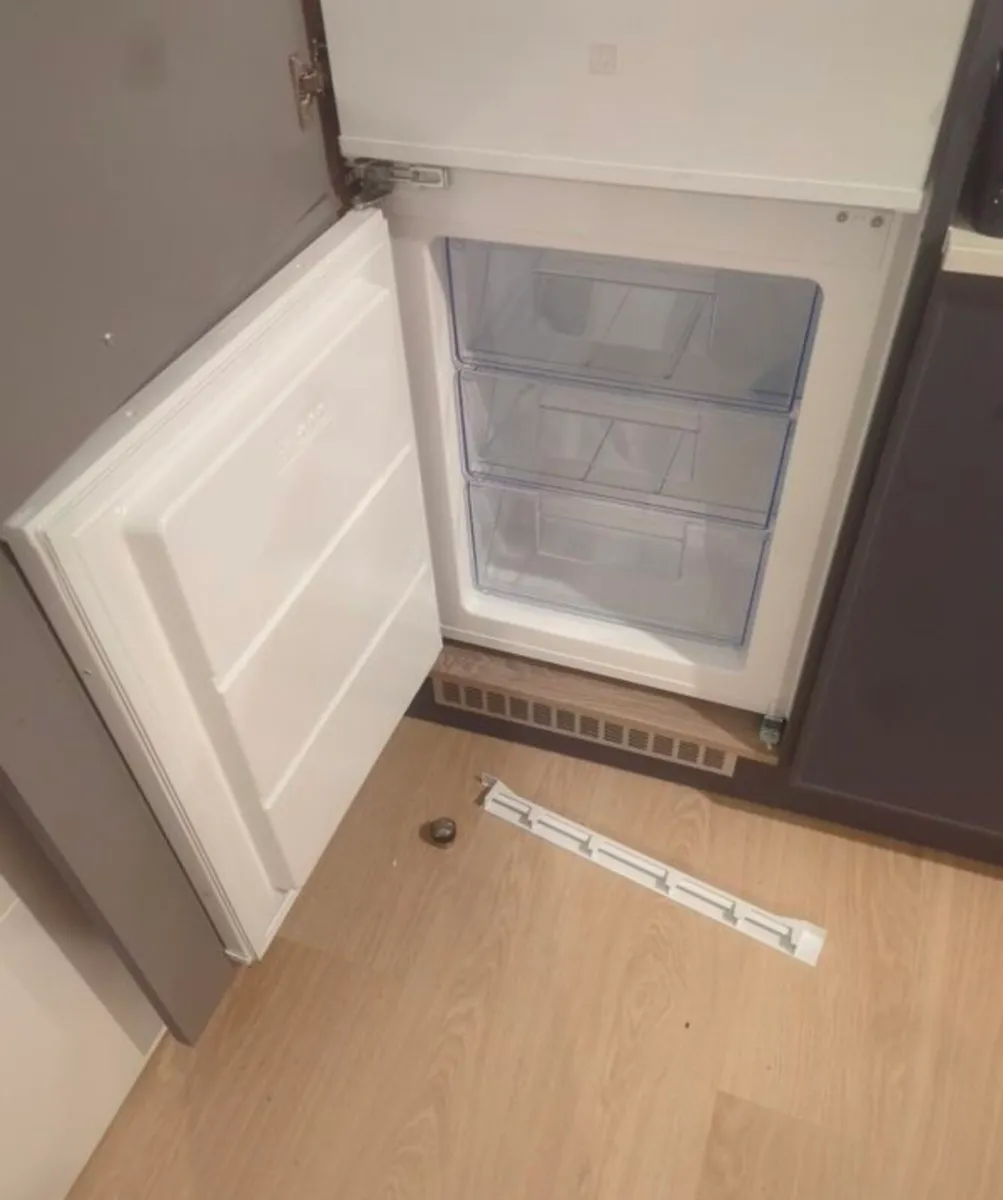 Fridge and freezer - Image 4