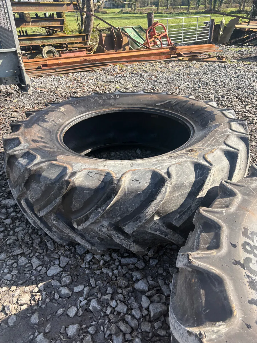 520 85 by 38 tractor tyres - Image 3