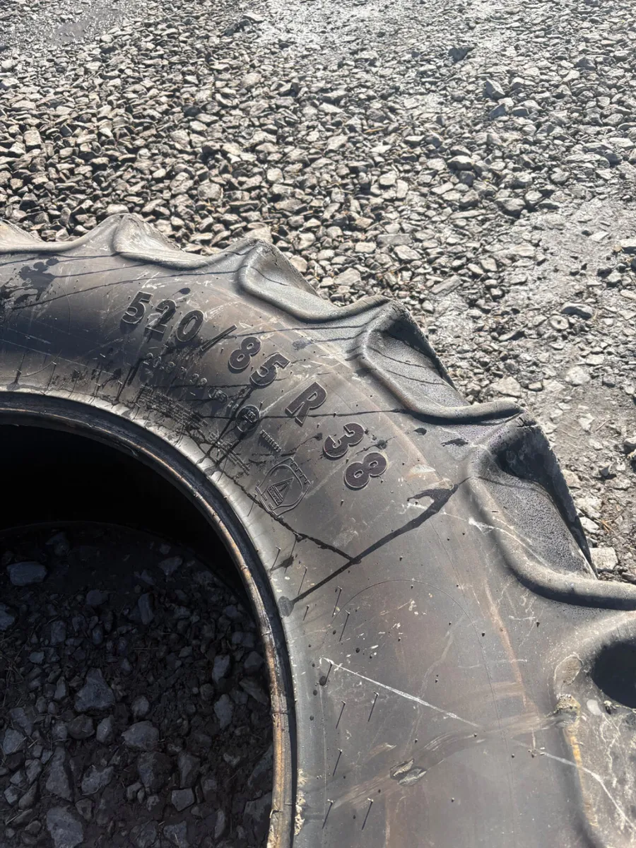 520 85 by 38 tractor tyres - Image 4