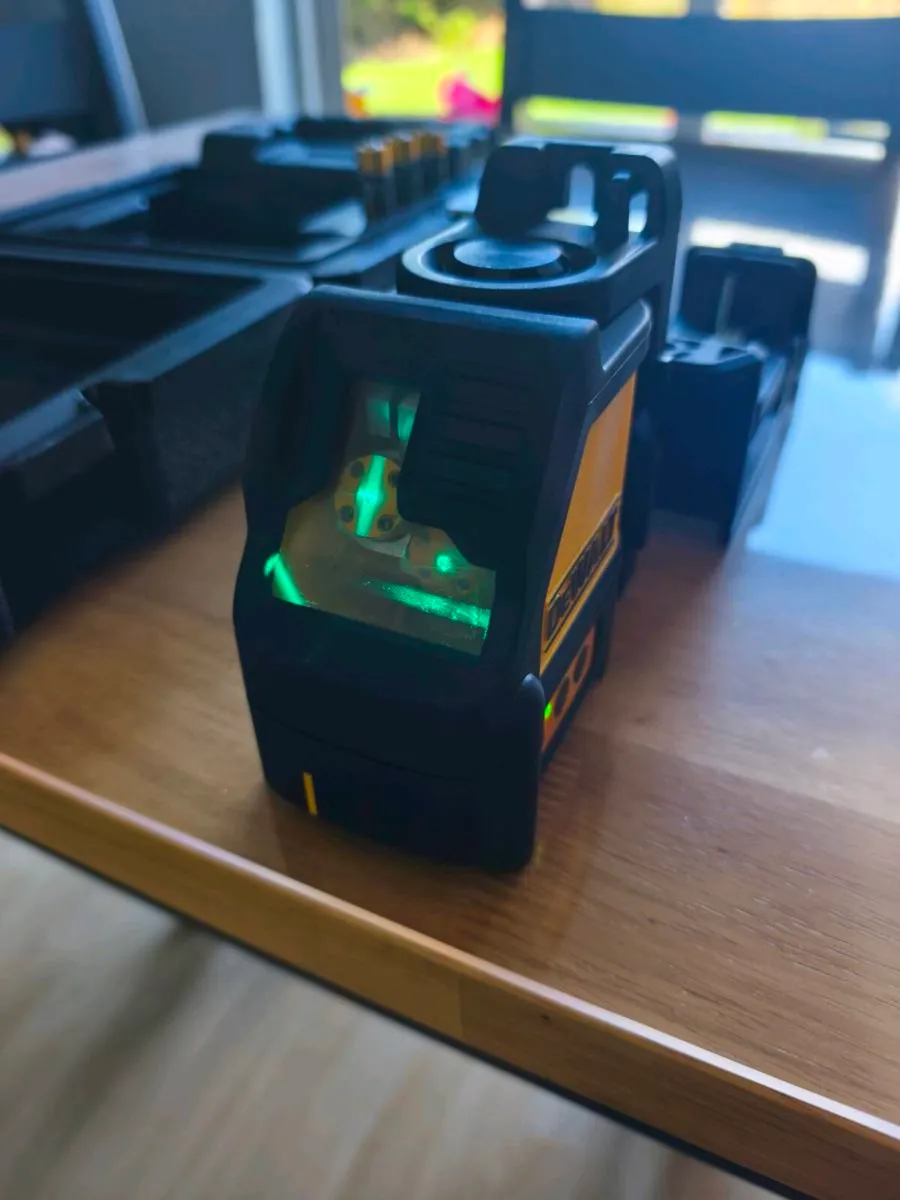 Dewalt two line green laser level - Image 4