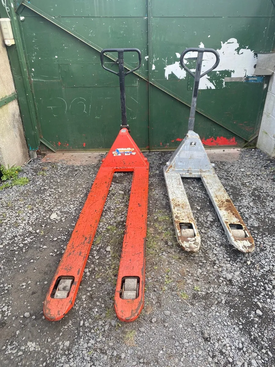 Selection of pallet trucks - Image 1