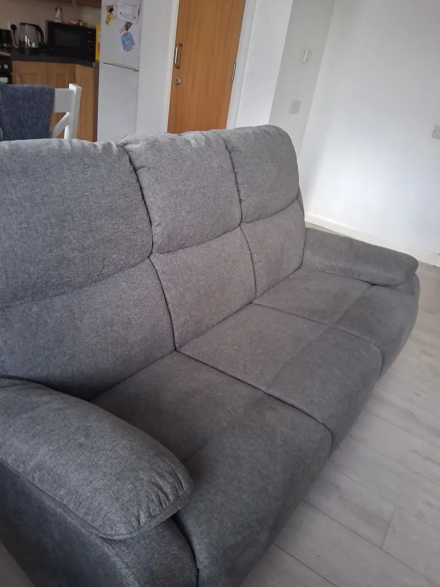 Sofa and matching single recliner - Image 2