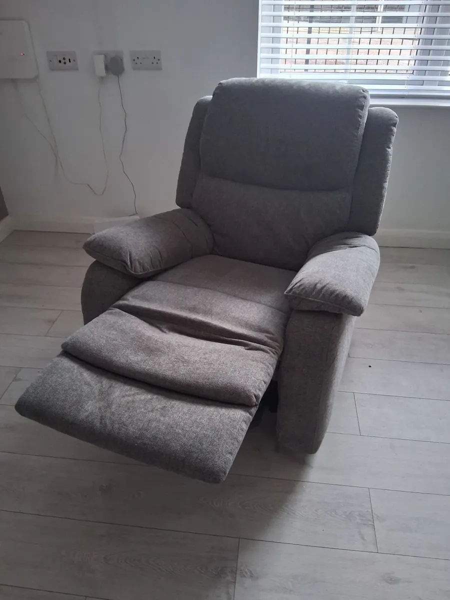 Sofa and matching single recliner - Image 1