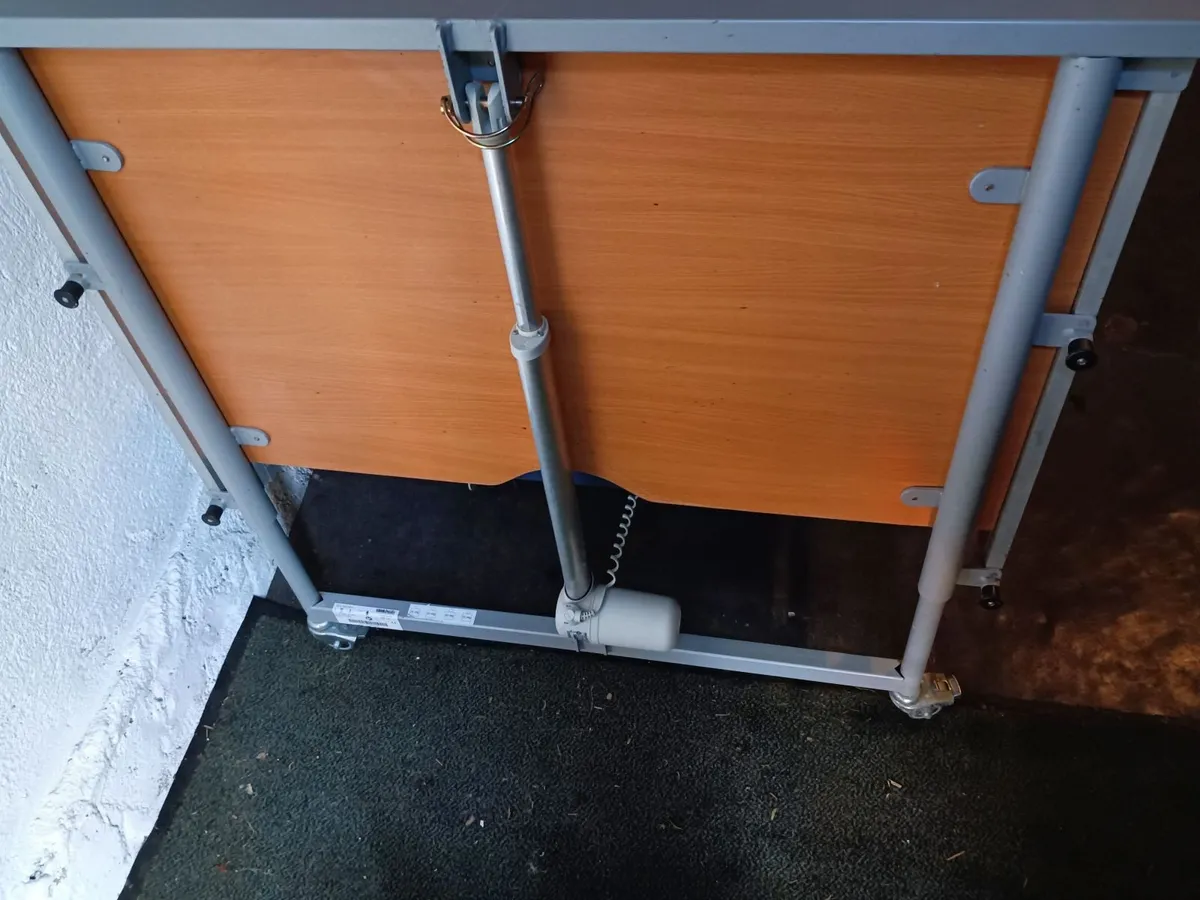 Hospital electric bed - Image 1