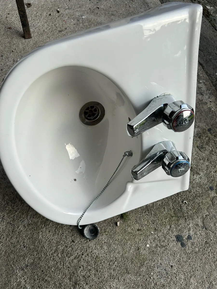 Handbasins complete with taps,traps and pedestals - Image 3