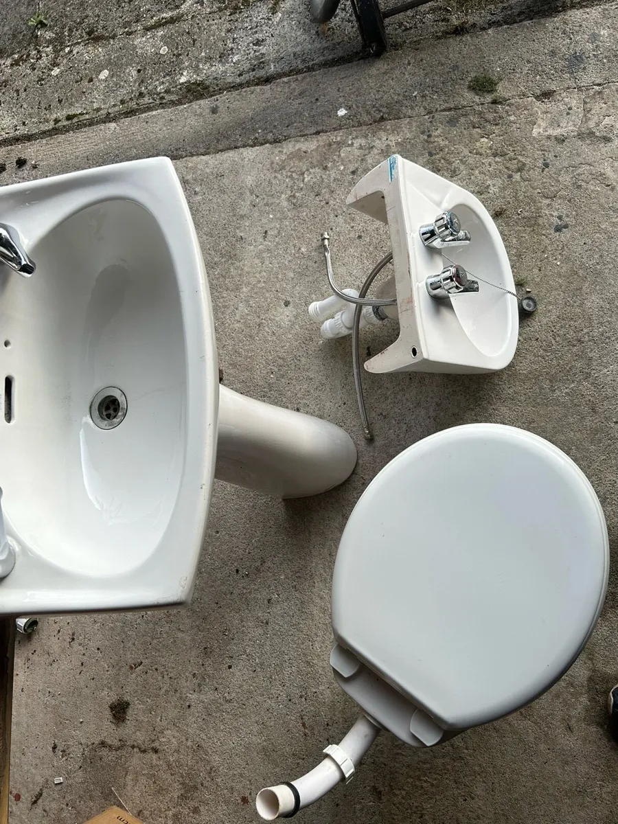 Handbasins complete with taps,traps and pedestals - Image 1