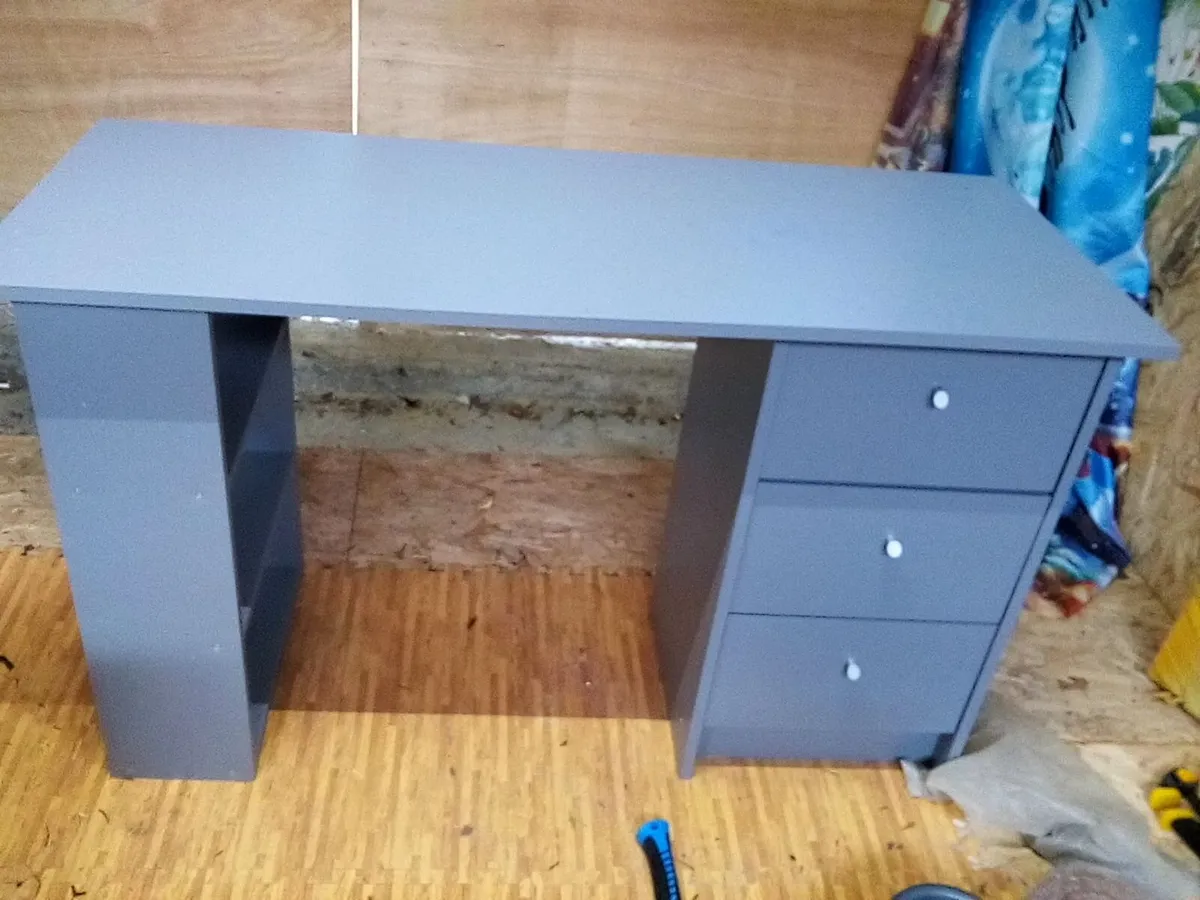 small desk, 47 long x 19 wide,x 28,5 inches  high - Image 1