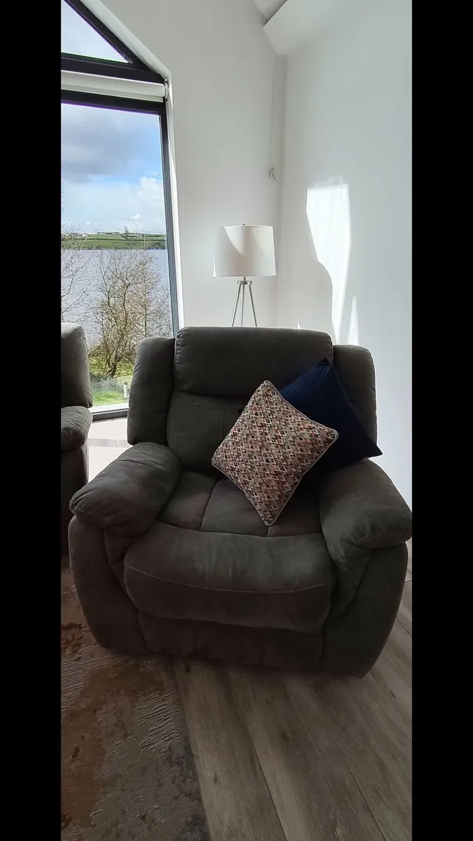 3 seater recliner plus 2 recliners - Image 3