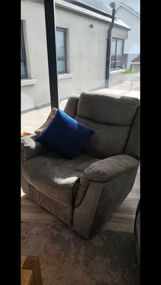 3 seater recliner plus 2 recliners - Image 4
