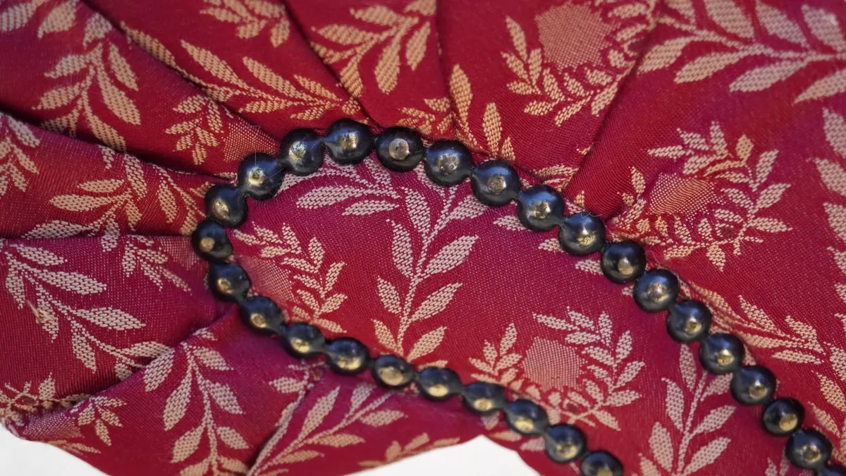 Elegant Red Chaise Longue - Image 3